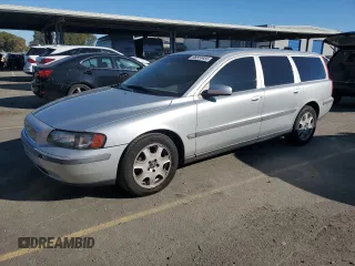 2004 Volvo V70 with VIN YV1SW59V142358585, listed as a Copart auction lot 88553485 with 215,670 mi miles and Salvage Title. Bid and sale history available at carsss.com. Image 1.