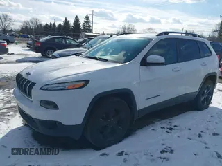 2018 Jeep Cherokee Latitude z VIN 1C4PJMCB1JD589697, wystawiony jako IAAI lot #41541689 z przebiegiem 131 694 mil mil oraz . Historia ofert i sprzedaży dostępna na DreamBid. Obrazek 2.