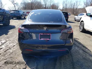 2024 Tesla Model Y with VIN 7SAYGDED3RF114643, listed as a Copart auction lot 56557075 with 3,021 mi miles and Salvage Title. Bid and sale history available at DreamBid. Image 6.