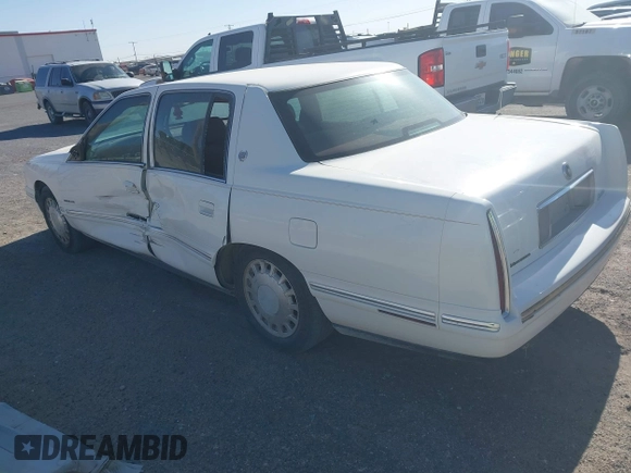 1999 Cadillac DeVille z VIN 1G6KD54Y6XU728681, wystawiony jako IAAI lot #41362191 z przebiegiem 163 540 mil mil oraz . Historia ofert i sprzedaży dostępna na DreamBid. Obrazek 3.