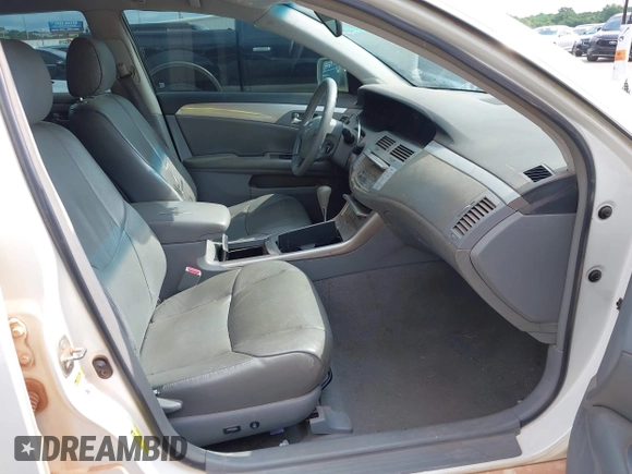 2005 Toyota Avalon XL z VIN 4T1BK36B35U008098, wystawiony jako IAAI lot #42361400 z przebiegiem 248 551 mil mil oraz . Historia ofert i sprzedaży dostępna na DreamBid. Obrazek 5.