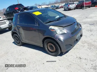 2013 Scion iQ z VIN JTNJJXB00DJ022972, wystawiony jako IAAI lot #41841135 z przebiegiem 105 096 mil mil oraz . Historia ofert i sprzedaży dostępna na DreamBid. Obrazek 1.