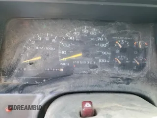 1997 GMC Suburban z VIN 3GKGK26J0VG522963, wystawiony jako Copart lot #56804105 z przebiegiem 297 544 mil mil oraz Tytuł czysty. Historia ofert i sprzedaży dostępna na DreamBid. Obrazek 9.
