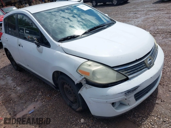 2009 Nissan Versa S z VIN 3N1BC13E49L354233, wystawiony jako IAAI lot #42230622 z przebiegiem 190 161 mil mil oraz . Historia ofert i sprzedaży dostępna na DreamBid. Obrazek 6.