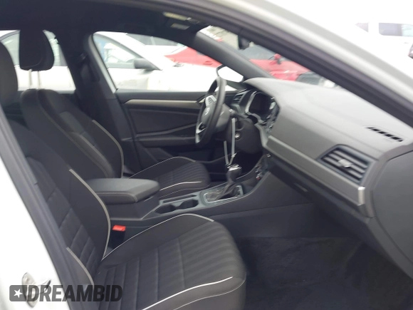 2024 Volkswagen Jetta Sport z VIN 3VWBM7BU9RM070948, wystawiony jako IAAI lot #41897872 z przebiegiem 7 521 mil mil oraz . Historia ofert i sprzedaży dostępna na DreamBid. Obrazek 5.