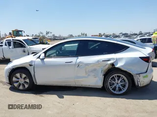 2023 Tesla Model Y Long Range z VIN 7SAYGDEE5PA104635, wystawiony jako IAAI lot #41989014 z przebiegiem 15 347 mil mil oraz . Historia ofert i sprzedaży dostępna na DreamBid. Obrazek 14.