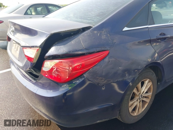 2013 Hyundai Sonata GLS z VIN 5NPEB4AC7DH726866, wystawiony jako IAAI lot #42306731 z przebiegiem 164 122 mil mil oraz . Historia ofert i sprzedaży dostępna na DreamBid. Obrazek 6.