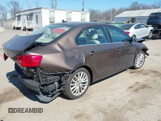 2011 Volkswagen Jetta SEL z VIN 3VWLX7AJXBM300389, wystawiony jako IAAI lot #41760720 z przebiegiem 249 087 mil mil oraz . Historia ofert i sprzedaży dostępna na DreamBid. Obrazek 4.