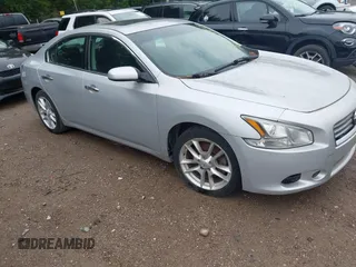 2013 Nissan Maxima SV z VIN 1N4AA5APXDC808344, wystawiony jako IAAI lot #42393746 z przebiegiem 152 886 mil mil oraz . Historia ofert i sprzedaży dostępna na DreamBid. Obrazek 1.