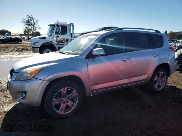 2011 Toyota RAV4 Sport z VIN JTMRF4DV5B5037697, wystawiony jako Copart lot #82259164 z przebiegiem 99 215 mil mil oraz Szkoda całkowita • Salvage title. Historia ofert i sprzedaży dostępna na DreamBid. Obrazek 1.