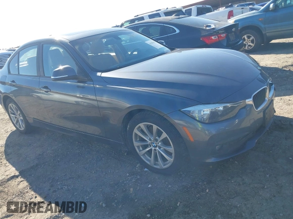 2016 BMW 3 Series 320i xDrive z VIN WBA8A3C54GK688539, wystawiony jako IAAI lot #41367993 z przebiegiem 56 419 mil mil oraz . Historia ofert i sprzedaży dostępna na DreamBid. Obrazek 1.