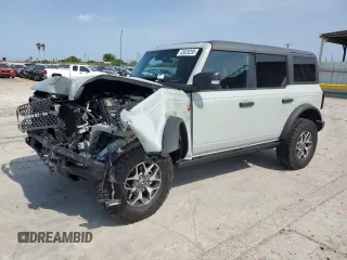 2024 Ford Bronco Badlands z VIN 1FMEE9BP4RLA84742, wystawiony jako Copart lot #55828295 z przebiegiem Nie podano mil oraz Szkoda całkowita • Salvage title. Historia ofert i sprzedaży dostępna na DreamBid. Obrazek 1.
