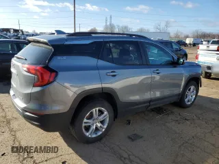 2021 GMC Terrain SLE z VIN 3GKALTEV4ML367207, wystawiony jako Copart lot #49842875 z przebiegiem 33 376 mil mil oraz Czysty tytuł • Clean title. Historia ofert i sprzedaży dostępna na DreamBid. Obrazek 3.