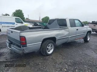 1999 Dodge 1500 z VIN 1B7HC13Z2XJ568376, wystawiony jako IAAI lot #42208937 z przebiegiem 232 834 mil mil oraz . Historia ofert i sprzedaży dostępna na DreamBid. Obrazek 4.