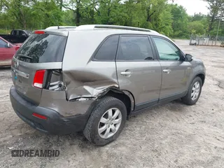 2013 Kia Sorento LX z VIN 5XYKT3A68DG386493, wystawiony jako IAAI lot #42102477 z przebiegiem 196 351 mil mil oraz . Historia ofert i sprzedaży dostępna na DreamBid. Obrazek 4.