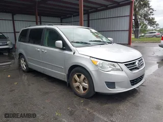 2009 Volkswagen Routan SE with VIN 2V8HW34109R582341, listed as a IAAI auction lot 41769696 with 154,095 mi miles. Bid and sale history available at carsss.com. Image 1.