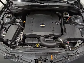 2013 Chevrolet Camaro LS z VIN 2G1FA1E34D9245033, wystawiony jako Copart lot #81100725 z przebiegiem 65 941 mil mil oraz Czysty tytuł • Clean title. Historia ofert i sprzedaży dostępna na DreamBid. Obrazek 14.