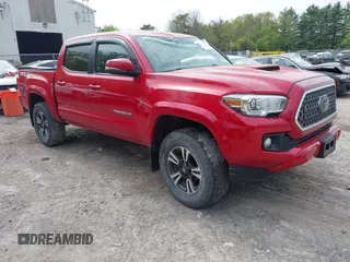 2018 Toyota Tacoma SR z VIN 3TMCZ5AN4JM159287, wystawiony jako IAAI lot #42253002 z przebiegiem 116 198 mil mil oraz . Historia ofert i sprzedaży dostępna na DreamBid. Obrazek 1.