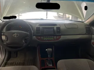 2002 Toyota Camry LE z VIN 4T1BE30K52U542523, wystawiony jako Copart lot #57983805 z przebiegiem 264 137 mil mil oraz Czysty tytuł • Clean title. Historia ofert i sprzedaży dostępna na DreamBid. Obrazek 9.