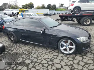 2012 BMW 3 Series 335i z VIN WBAKG7C50CE263260, wystawiony jako Copart lot #49528645 z przebiegiem 220 656 mil mil oraz Czysty tytuł • Clean title. Historia ofert i sprzedaży dostępna na DreamBid. Obrazek 4.