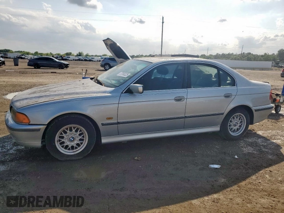 1998 BMW 5 Series 528i z VIN WBADD6323WGT91986, wystawiony jako Copart lot #57990025 z przebiegiem Nie podano mil oraz Czysty tytuł • Clean title. Historia ofert i sprzedaży dostępna na DreamBid. Obrazek 1.