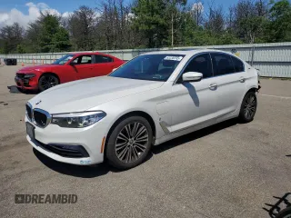 2018 BMW 5 Series 530e xDrive z VIN WBAJB1C57JB374491, wystawiony jako Copart lot #63230245 z przebiegiem 82 693 mil mil oraz Szkoda całkowita • Salvage title. Historia ofert i sprzedaży dostępna na DreamBid. Obrazek 1.
