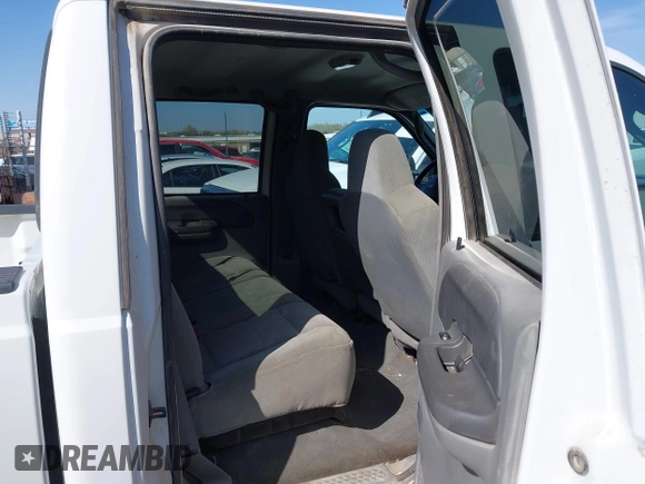 2003 Ford F-350 XL z VIN 1FTSW31P43EC84132, wystawiony jako IAAI lot #41940181 z przebiegiem 317 688 mil mil oraz . Historia ofert i sprzedaży dostępna na DreamBid. Obrazek 8.