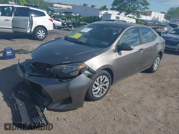 2018 Toyota Corolla L z VIN 2T1BURHE9JC971913, wystawiony jako IAAI lot #42220378 z przebiegiem 113 437 mil mil oraz . Historia ofert i sprzedaży dostępna na DreamBid. Obrazek 2.