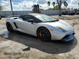 2013 Lamborghini Gallardo z VIN ZHWGU8AJ7DLA12671, wystawiony jako Copart lot #75721804 z przebiegiem 14 849 mil mil oraz Nie do naprawy. Historia ofert i sprzedaży dostępna na DreamBid. Obrazek 4.