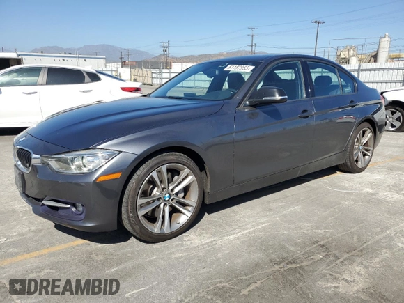 2013 BMW 3 Series 335i z VIN WBA3A9C5XDF477203, wystawiony jako Copart lot #61187955 z przebiegiem 122 646 mil mil oraz Czysty tytuł • Clean title. Historia ofert i sprzedaży dostępna na DreamBid. Obrazek 1.