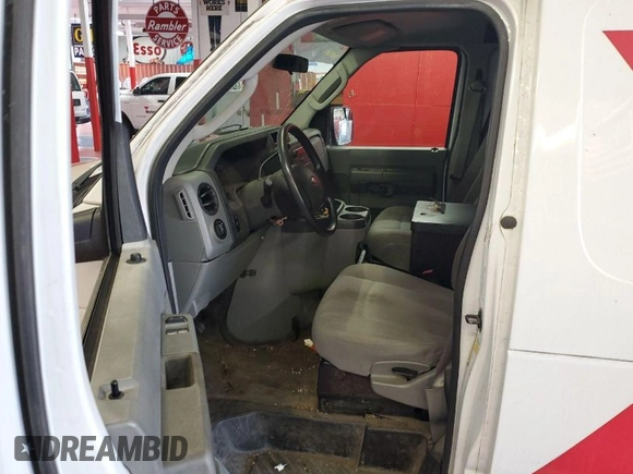 2013 Ford Econoline Cargo Commercial z VIN 1FTNE2EL8DDB26370, wystawiony jako IAAI lot #41971626 z przebiegiem 96 991 mil mil oraz . Historia ofert i sprzedaży dostępna na DreamBid. Obrazek 1.