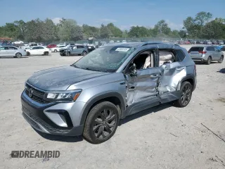 2022 Volkswagen Taos SE z VIN 3VVLX7B28NM071114, wystawiony jako Copart lot #54969155 z przebiegiem 54 321 mil mil oraz Szkody całkowita. Historia ofert i sprzedaży dostępna na DreamBid. Obrazek 1.