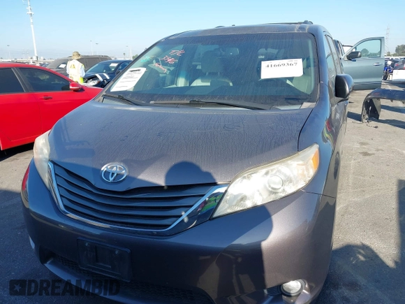 2013 Toyota Sienna XLE AAS z VIN 5TDYK3DC5DS285770, wystawiony jako IAAI lot #41669367 z przebiegiem 99 544 mil mil oraz . Historia ofert i sprzedaży dostępna na DreamBid. Obrazek 13.