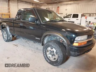 2002 Chevrolet S-10 LS with VIN 1GCCT19W728130377, listed as a IAAI auction lot 42003292 with 248,750 mi miles. Bid and sale history available at carsss.com. Image 1.