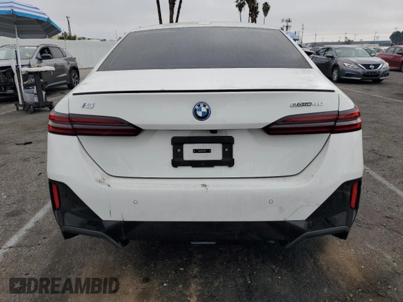2024 BMW i5 eDrive40 z VIN WBY33FK04RCP62567, wystawiony jako Copart lot #85295344 z przebiegiem Nie podano mil oraz Szkody całkowita. Historia ofert i sprzedaży dostępna na DreamBid. Obrazek 6.