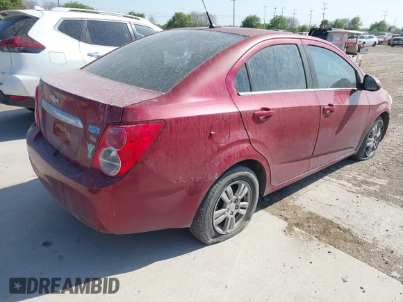 2012 Chevrolet Sonic LT z VIN 1G1JC5SHXC4113696, wystawiony jako IAAI lot #41843938 z przebiegiem 102 111 mil mil oraz . Historia ofert i sprzedaży dostępna na DreamBid. Obrazek 4.