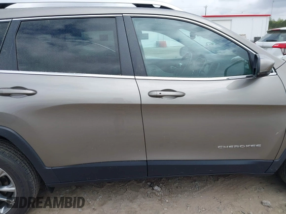 2021 Jeep Cherokee Altitude with VIN 1C4PJLLB8MD164590, listed as a IAAI auction lot 41919423 with 29,672 mi miles and . Bid and sale history available at DreamBid. Image 13.
