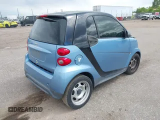 2013 Smart fortwo Pure z VIN WMEEJ3BA7DK622651, wystawiony jako IAAI lot #42314639 z przebiegiem 32 040 mil mil oraz . Historia ofert i sprzedaży dostępna na DreamBid. Obrazek 4.