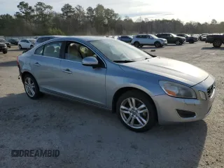 2013 Volvo S60 T5 Premier z VIN YV1612FS2D2189380, wystawiony jako Copart lot #46792015 z przebiegiem 116 782 mil mil oraz Szkody całkowita. Historia ofert i sprzedaży dostępna na DreamBid. Obrazek 4.