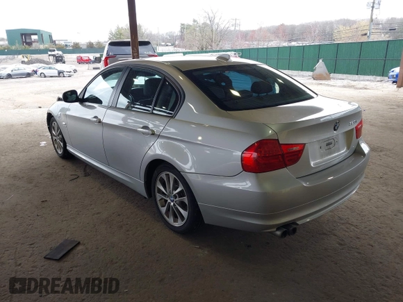 2011 BMW 3 Series 328i xDrive z VIN WBAPK7C55BA819217, wystawiony jako IAAI lot #41994555 z przebiegiem 204 559 mil mil oraz . Historia ofert i sprzedaży dostępna na DreamBid. Obrazek 3.