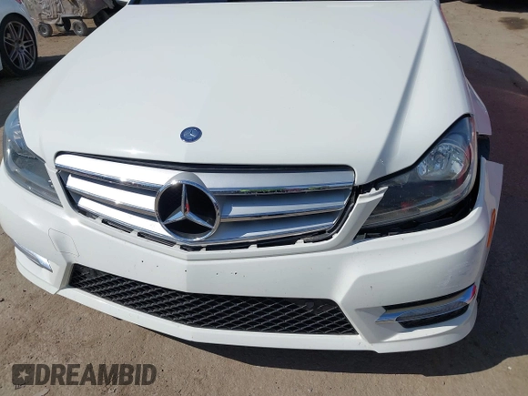 2012 Mercedes-Benz C 250 Sport z VIN WDDGF4HB1CA725623, wystawiony jako IAAI lot #42020594 z przebiegiem 53 714 mil mil oraz . Historia ofert i sprzedaży dostępna na DreamBid. Obrazek 6.