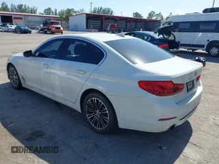 2018 BMW 5 Series 530i z VIN WBAJA5C53JG898590, wystawiony jako IAAI lot #42143629 z przebiegiem 135 111 mil mil oraz . Historia ofert i sprzedaży dostępna na DreamBid. Obrazek 3.