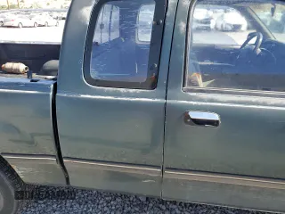 1995 Toyota T100 DX z VIN JT4VD12E0S0005758, wystawiony jako Copart lot #74018364 z przebiegiem 394 656 mil mil oraz Szkody całkowita. Historia ofert i sprzedaży dostępna na DreamBid. Obrazek 11.