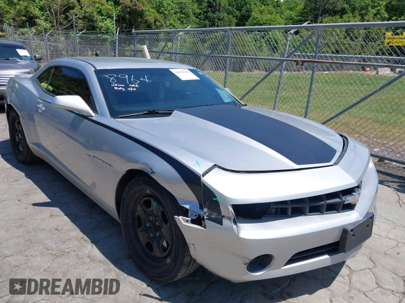 2013 Chevrolet Camaro LS z VIN 2G1FA1E37D9113674, wystawiony jako IAAI lot #42092399 z przebiegiem 138 908 mil mil oraz . Historia ofert i sprzedaży dostępna na DreamBid. Obrazek 1.