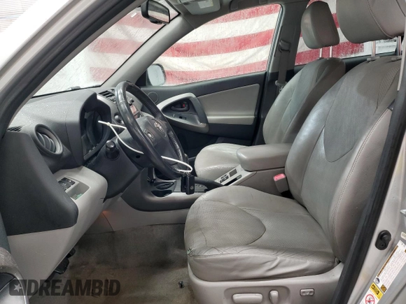 2010 Toyota RAV4 Limited z VIN JTMYK4DV2AD003504, wystawiony jako Copart lot #56321345 z przebiegiem 192 731 mil mil oraz Szkoda całkowita • Salvage title. Historia ofert i sprzedaży dostępna na DreamBid. Obrazek 7.