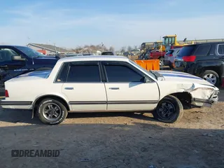 1988 Chevrolet Celebrity z VIN 1G1AW51W4J6137291, wystawiony jako IAAI lot #41777521 z przebiegiem 163 299 mil mil oraz . Historia ofert i sprzedaży dostępna na DreamBid. Obrazek 14.