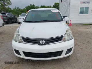 2011 Nissan Versa S z VIN 3N1BC1CP2BL443855, wystawiony jako IAAI lot #42337342 z przebiegiem 155 166 mil mil oraz . Historia ofert i sprzedaży dostępna na DreamBid. Obrazek 6.