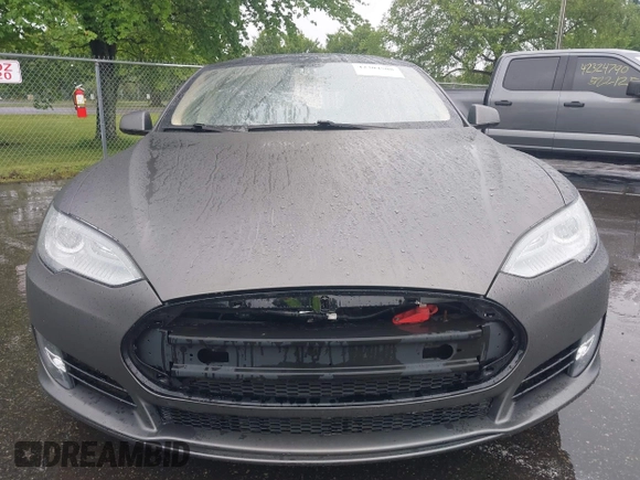 2013 Tesla Model S с VIN 5YJSA1DN4DFP09961, выставлен на аукционе IAAI как лот 42304508 с пробегом 90 648 миль миль и . История ставок и продаж доступна на DreamBid. Изображение 12.