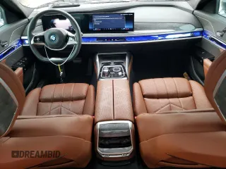 2023 BMW i7 xDrive60 z VIN WBY53EJ06PCN87689, wystawiony jako Copart lot #40098604 z przebiegiem 1737 mil mil oraz . Historia ofert i sprzedaży dostępna na DreamBid. Obrazek 8.