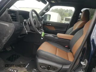 2025 Lexus GX 550 Premium z VIN JTJTBCDX2S5040972, wystawiony jako Copart lot #56467325 z przebiegiem 2 021 mil mil oraz Szkoda całkowita • Salvage title. Historia ofert i sprzedaży dostępna na DreamBid. Obrazek 7.